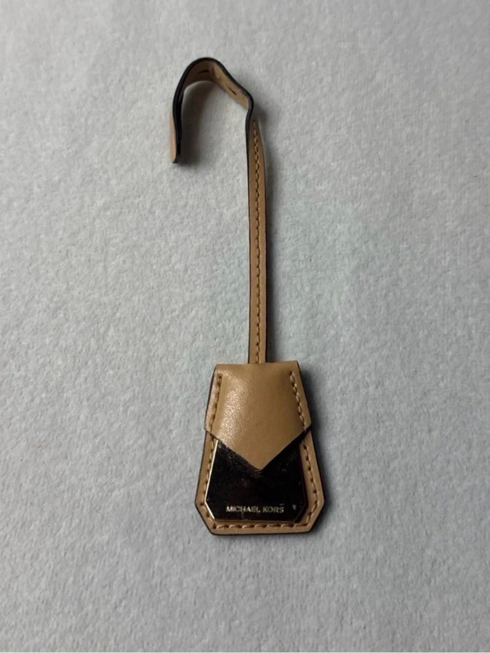 Michael Kors Beige and Black Leather bag Tag